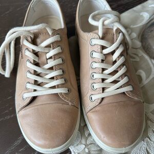 Ecco Women's Taupe Leather Lace-Up Sneakers with Cream Laces